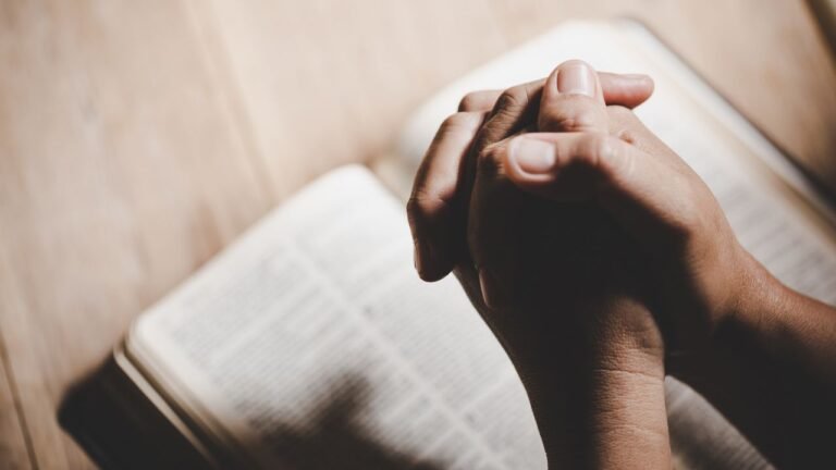Oración de Sabiduría: Cómo Dios Puede Ayudar en Tu Carrera Profesional